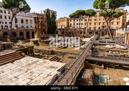Largo di Torre Argentina, construit sur une importante zone archéologique de l'époque romaine, est aujourd'hui la plus ancienne colonie de chats de Rome, en Italie Banque D'Images