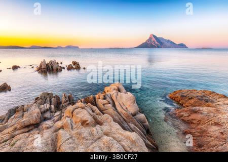Superbe scène de soirée de la plage de Porto Taverna avec montagne Tavolara sur fond. Localisation : Loiri Porto San Paolo, Olbia Tempio province, Sardaigne, I Banque D'Images
