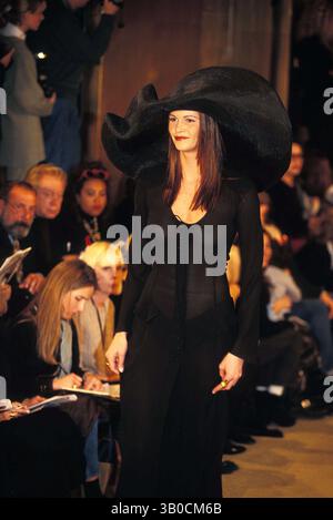 25 septembre 2006 - New York, New York, États-Unis - ELLE McPherson 11-09-1992.COLLECTION DONNA KARAN PRINTEMPS 1993.L4292.(image crédit : © John Barrett/Globe photos/ZUMAPRESS.com) Banque D'Images