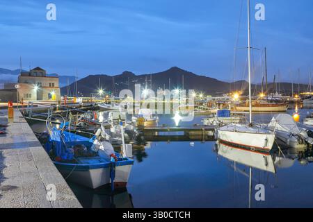 Vue sur le coucher du soleil passionnante sur les bateaux dans la belle marina de Villasimius. Localisation : Villasimius, Province de Cagliari, Sardaigne, Italie, Europe Banque D'Images