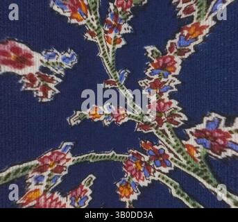 Un motif floral vibrant présente des coutures complexes de fleurs et de feuilles colorées, contrastant avec un fond bleu profond., Un motif floral vibrant présente des fleurs complexes et colorées entrelacées avec des branches délicates sur un fond bleu profond, créant un design vif et ornemental. Art classique avec une touche moderne réinventé par Artotop, tissus français transformés, première moitié du XIXe siècle, art classique avec une touche moderne réinventé par Artotop Banque D'Images