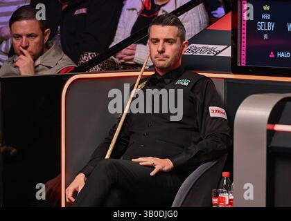 Sheffield, Royaume-Uni. 23 avril 2025. Mark Selby lors de son match du Round 1 contre Ben Woollaston lors du Halo World Championship 2025 au Crucible, Sheffield. Le crédit photo devrait se lire : Cody Froggatt/Sportimage crédit : Sportimage Ltd/Alamy Live News Banque D'Images
