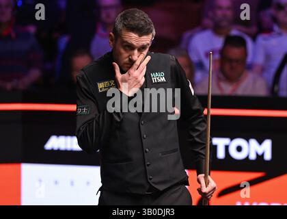 Sheffield, Royaume-Uni. 23 avril 2025. Mark Selby réagit lors de son match du Round 1 contre Ben Woollaston lors du Halo World Championship 2025 au Crucible, Sheffield. Le crédit photo devrait se lire : Cody Froggatt/Sportimage crédit : Sportimage Ltd/Alamy Live News Banque D'Images