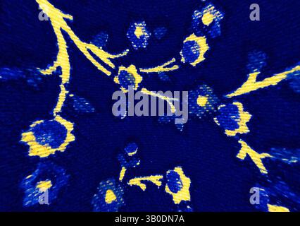 Un motif floral vibrant présente des fleurs et des branches jaunes complexes sur un fond bleu profond, créant un contraste saisissant qui attire le regard., Un motif floral vibrant avec des fleurs bleues délicates entrelacées avec des branches dorées sur un fond bleu riche, créant un design élégant et décoratif. Art classique avec une touche moderne réinventé par Artotop, tissus français transformés, première moitié du XIXe siècle, art classique avec une touche moderne réinventé par Artotop Banque D'Images