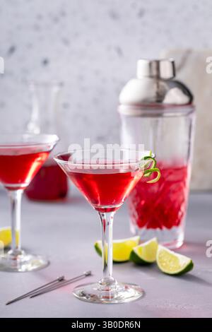 Cocktail cosmopolite dans des verres traditionnels avec des touches de citron vert Banque D'Images