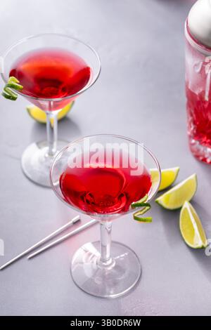 Cocktail cosmopolite dans des verres traditionnels avec des touches de citron vert Banque D'Images
