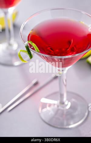 Cocktail cosmopolite dans des verres traditionnels avec des touches de citron vert Banque D'Images