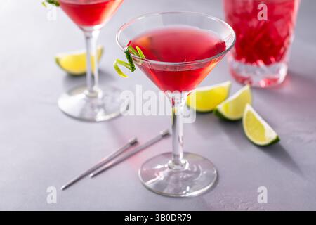 Cocktail cosmopolite dans des verres traditionnels avec des touches de citron vert Banque D'Images