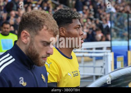 Parme, Italie. 24 avril 2025. Zion Suzuki (Parma Calcio) pendant Parma Calcio vs Juventus FC, match de football italien Serie A à Parme, Italie, 23 avril 2025 crédit : Agence photo indépendante/Alamy Live News Banque D'Images