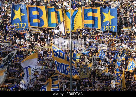 Parme, Italie. 24 avril 2025. Parma Calcio supporters pendant Parma Calcio vs Juventus FC, match de football italien Serie A à Parme, Italie, 23 avril 2025 crédit : Agence photo indépendante/Alamy Live News Banque D'Images