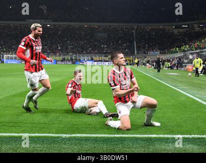 Milan, Italie. 23 avril 2025. Luka Jovic (R) de l'AC Milan célèbre son but lors du match de 2e manche de la demi-finale de la Coupe d'Italie entre l'Inter Milan et l'AC Milan à Milan, en Italie, le 23 avril 2025. Crédit : Alberto Lingria/Xinhua/Alamy Live News Banque D'Images