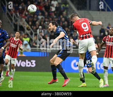 Milan, Italie. 23 avril 2025. Luka Jovic de l'AC Milan (avant R) marque lors du match de 2e manche de la demi-finale de la Coupe d'Italie entre l'Inter Milan et l'AC Milan à Milan, en Italie, le 23 avril 2025. Crédit : Alberto Lingria/Xinhua/Alamy Live News Banque D'Images