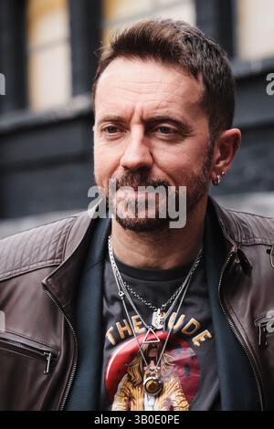 Milan, Italie. 11 mars 2025. Andrea Scanzi arrive à Stasera c'e Cattelan su Raidue au centre de production de Rai à Milan, Italie, le 11 mars 2025 (photo de Alessandro Bremec/NurPhoto). Crédit : NurPhoto SRL/Alamy Live News Banque D'Images