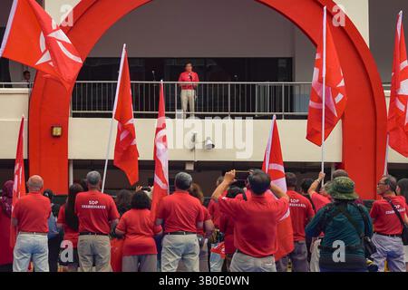 Singapour 2025 avr23 - jour de la nomination aux élections générales. Les partisans du SDP en rouge avec des drapeaux se rassemblent à l'école de Chongfu en tant que candidat du parti Chee Soon Juan ad Banque D'Images