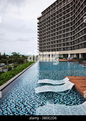 La belle piscine à débordement de l'hôtel prince à Ginowan, Okinawa, Japon. Banque D'Images