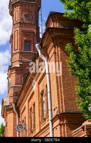 Ancienne caserne de pompiers avec portes rouges. arche et fenêtre avec décorations en métal. Banque D'Images