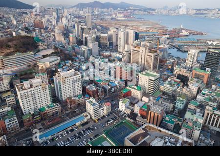 Busan, Corée du Sud - 14 mars 2018 : vue aérienne sur une zone urbaine animée près de la côte, mettant en valeur l'architecture moderne, l'urbanisme, les activités animées Banque D'Images