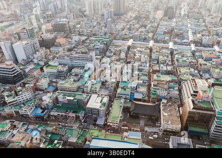 Busan, Corée du Sud - 14 mars 2018 : un paysage urbain animé mettant en valeur des bâtiments serrés, une architecture diversifiée et des rues animées, illustrant Banque D'Images