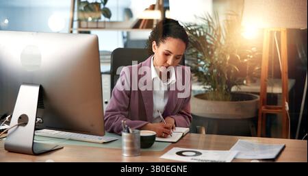 Ordinateur, finance et écriture avec femme d'affaires au bureau pour l'investissement ou la gestion de portefeuille. Agenda, carnet de notes et planification avec le marché boursier Banque D'Images