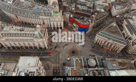 Superbe vue aérienne de Piccadilly Circus à Londres au lever du soleil, avec des rues vides, des panneaux d'affichage LED emblématiques et une architecture historique en Angleterre, au Royaume-Uni Banque D'Images
