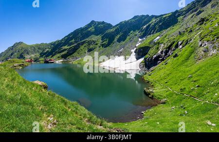Le lac Balea est un lac glaciaire avec des paysages alpins pittoresques au sommet de la Transfagarasan Highway dans les montagnes des Carpates, Roumanie, Europe Banque D'Images