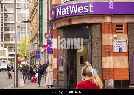 LONDRES - 22 AVRIL 2025 : branche NatWest sur Kensington High Street. Banque britannique de détail et de commerce Banque D'Images