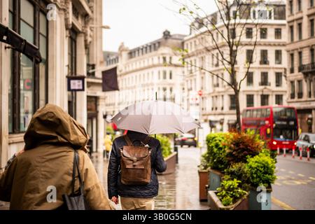 Regent Street - scène de rue commerçante du centre de Londres défocalisée par temps de pluie humide Banque D'Images