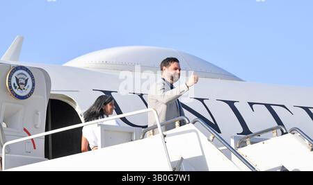 Jaipur, Inde, 24 avril 2025 : le vice-président AMÉRICAIN JD Vance fait des vagues à côté de la seconde dame Usha Vance alors qu'ils embarquent à bord de Air Force Two avant de quitter Jaipur, Inde, en route pour la base interarmées Andrews, Maryland. Vance et le premier ministre indien Narendra Modi ont indiqué que des progrès avaient été accomplis dans les négociations en vue d’un accord commercial entre les deux pays alors que New Delhi tentait de renforcer les liens avec l’administration Trump et d’éviter les tarifs douaniers américains élevés. Crédit : Sumit Saraswat / Alamy Live News Banque D'Images