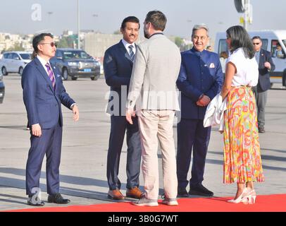 Jaipur, Inde, 24 avril 2025 : le vice-président AMÉRICAIN JD Vance et la seconde dame Usha Vance accueillent le ministre de l'industrie et du commerce Rajyavardhan Singh Rathore et le secrétaire en chef Sudhansh Pant alors qu'ils partent de l'aéroport de Jaipur, en Inde, en route vers la base conjointe Andrews, Maryland. Vance et le premier ministre indien Narendra Modi ont indiqué que des progrès avaient été accomplis dans les négociations en vue d’un accord commercial entre les deux pays alors que New Delhi tentait de renforcer les liens avec l’administration Trump et d’éviter les tarifs douaniers américains élevés. Crédit : Sumit Saraswat / Alamy Live News Banque D'Images