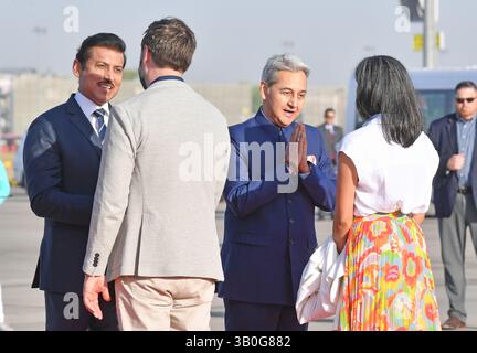 Jaipur, Inde, 24 avril 2025 : le vice-président AMÉRICAIN JD Vance et la seconde dame Usha Vance accueillent le ministre de l'industrie et du commerce Rajyavardhan Singh Rathore et le secrétaire en chef Sudhansh Pant alors qu'ils partent de l'aéroport de Jaipur, en Inde, en route vers la base conjointe Andrews, Maryland. Vance et le premier ministre indien Narendra Modi ont indiqué que des progrès avaient été accomplis dans les négociations en vue d’un accord commercial entre les deux pays alors que New Delhi tentait de renforcer les liens avec l’administration Trump et d’éviter les tarifs douaniers américains élevés. Crédit : Sumit Saraswat / Alamy Live News Banque D'Images