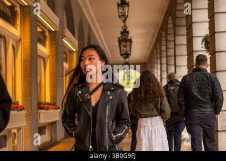 LONDRES- 23 AVRIL 2025 : photo de personnes à l'extérieur du Ritz à Mayfair, dans le West End de Londres Banque D'Images