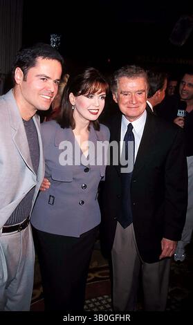 4 août 2006 - New York, New York, États-Unis - K14619JBB.Golden Awards William Morris après la fête..Donny et Marie Osmond avec Regis Philbin..Hilton Hotel, Los Angeles, Californie..1-25-1999. - 1999.marieosmondretro(crédit image : © John Barrett/Globe photos/ZUMAPRESS.com) Banque D'Images