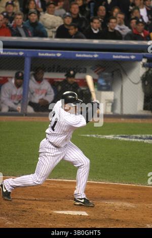10 décembre 2004 - New York, New York, États-Unis - K39884JBB.THE NEW YORK YANKEES VS THE BOSTON RED SOX. YANKEE STADIUM, NEW YORK New York 10/12/2004. / MIGUEL CAIRO(crédit image : © John Barrett/Globe photos/ZUMAPRESS.com) Banque D'Images