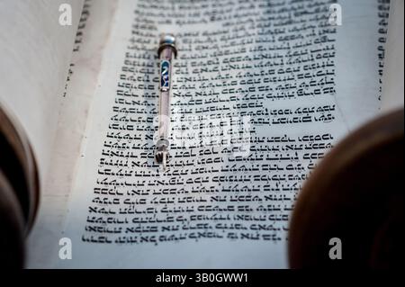 Gros plan d'un yad ou d'un pointeur pour guider le lecteur de la Torah à travers le texte hébreu. Banque D'Images