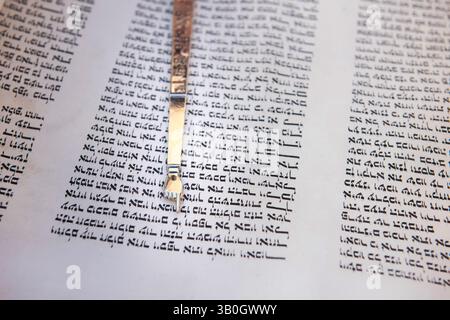 Gros plan d'un yad ou d'un pointeur pour guider le lecteur de la Torah à travers le texte hébreu. Banque D'Images