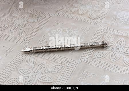 Un pointeur Torah argenté, également connu sous le nom de main ou de doigt ou un 'yad' en hébreu, utilisé pour guider le lecteur à travers le texte du rouleau Torah. Banque D'Images