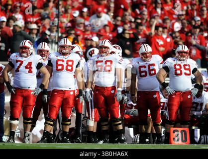 74 John Moffit et no 68 Gabe Carimi des Badgers du Wisconsin lors d'une défaite 21-19 contre les Horned Frogs de TCU lors du 97e match annuel du Rose Bowl Pasadena, CA. Le 1er janvier 2011.(image crédit : © John Pyle/Cal Sport Media/ZUMAPRESS.com) Banque D'Images
