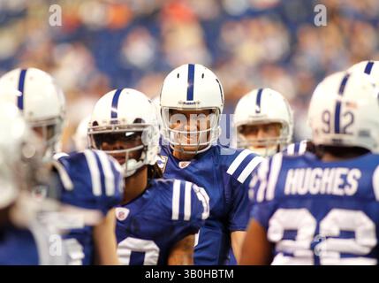 2 janvier 2011 - Indianapolis, Ind - le quarterback des Colts d'Indianapolis, Peyton Manning, au centre, #18, salue la ligne offensive des Colts alors qu'ils arrivent sur le terrain avant le début du match des Colts contre les Titans du Tennessee au Lucas Oil Stadium à Indianapolis. ..photo de Chad Ryan. (Crédit image : © Chad Ryan/Cal Sport Media/ZUMAPRESS.com) Banque D'Images