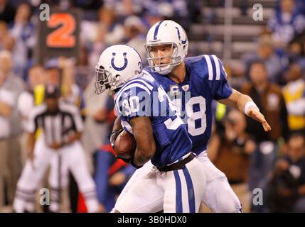 2 janvier 2011 - Indianapolis, Ind - le quarterback des Colts d'Indianapolis, Peyton Manning, #18, passe au Runback Dominic Rhodes, #30, pendant le deuxième quart d'action au Lucas Oil Stadium à Indianapolis. ..photo de Chad Ryan. (Crédit image : © Chad Ryan/Cal Sport Media/ZUMAPRESS.com) Banque D'Images