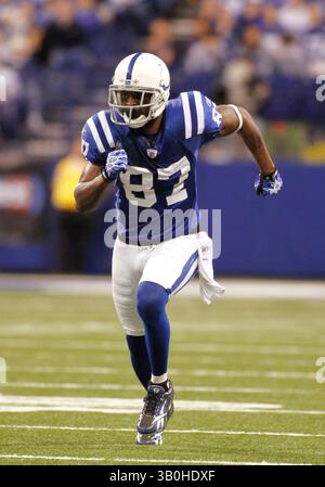 2 janvier 2011 - Indianapolis, Ind - Reggie Wayne, le receveur des Colts d'Indianapolis, #87, effectue une passe dans le deuxième quart de la victoire 23-20 des Colts contre les Titans du Tennessee au Lucas Oil Stadium à Indianapolis. ..photo de Chad Ryan. (Crédit image : © Chad Ryan/Cal Sport Media/ZUMAPRESS.com) Banque D'Images