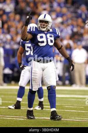 2 janvier 2011 - Indianapolis, Indianapolis, Ind - fin défensive des Colts d'Indianapolis Robert Mathis demande aux fans des Colts de se faire entendre pour un troisième match des Titans du Tennessee dans la première moitié de la victoire 23-20 des Colts sur les Titans au Lucas Oil Stadium à Indianapolis. ..photo de Chad Ryan. (Crédit image : © Chad Ryan/Cal Sport Media/ZUMAPRESS.com) Banque D'Images