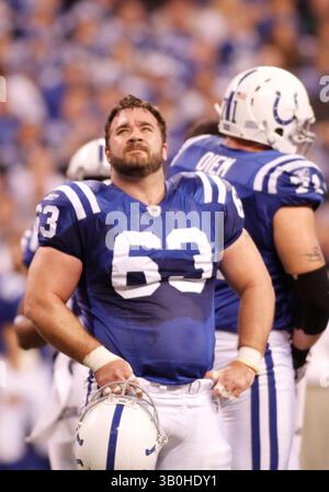 Janvier 2, 2011 - Indianapolis, Ind -Indianapolis Colts Center Jeff samedi, # 63, regarde le tableau vidéo pendant une pause de blessure dans le match des Colts contre les Titans du Tennessee au Lucas Oil Stadium à Indianapolis. ..photo de Chad Ryan. (Crédit image : © Chad Ryan/Cal Sport Media/ZUMAPRESS.com) Banque D'Images