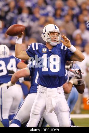 2 janvier 2011 - Indianapolis, Ind - le quarterback des Colts d'Indianapolis, Peyton Manning, #18, lance une passe pendant le premier quart d'action au Lucas Oil Stadium à Indianapolis. ..photo de Chad Ryan. (Crédit image : © Chad Ryan/Cal Sport Media/ZUMAPRESS.com) Banque D'Images