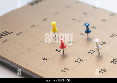 Épingles brodées sur un rendez-vous de calendrier Banque D'Images