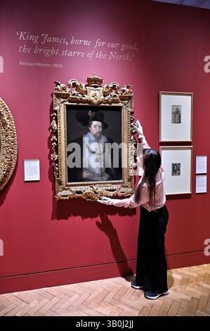 Édimbourg, Écosse, Royaume-Uni. 24 avril 2025. Le roi Jacques VI et moi : Une exposition unique spéciale à la galerie Portrait retracera le règne remarquable du roi Jacques VI et moi, marquant le 400e anniversaire de sa mort. Avec plus de 140 objets rares, beaucoup exposés ensemble pour la première fois. Peinture à l'huile portrait de Jacques Ier par John de Critz l'ancien de 1604. Du 26 avril au 14 septembre. Crédit : Craig Brown/Alamy Live News Banque D'Images
