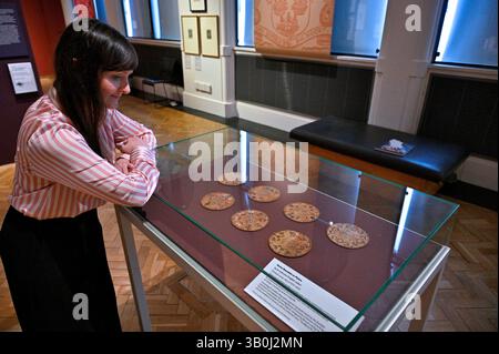 Édimbourg, Écosse, Royaume-Uni. 24 avril 2025. Le roi Jacques VI et moi : Une exposition unique spéciale à la galerie Portrait retracera le règne remarquable du roi Jacques VI et moi, marquant le 400e anniversaire de sa mort. Avec plus de 140 objets rares, beaucoup exposés ensemble pour la première fois. Ronds en bois ou petites assiettes à utiliser en fin de repas. Du 26 avril au 14 septembre. Crédit : Craig Brown/Alamy Live News Banque D'Images