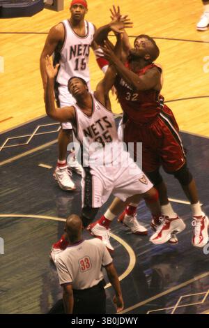 1ER MAI 2005 - NEW YORK, NEW YORK, ÉTATS-UNIS - K42966JBB.NEW JERSEY NETS VS MIAMI HEAT À LA CONTINENTAL AIRLINES ARENA , NEW JERSEY 05-01-2005. - SHAQUILLE O'NEAL (#32 HEAT), JASON COLLINS (#35 FILETS) ET VINCE CARTER (#15 FILETS)(crédit image : © John Barrett/Globe photos/ZUMAPRESS.com) Banque D'Images