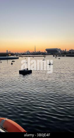 Horizon de Dubaï surplombant la marina et la Burj Khalifa au coucher du soleil Banque D'Images