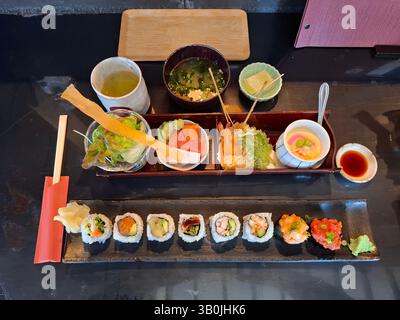 Cuisine japonaise traditionnelle, sushis, desserts et soupes Banque D'Images