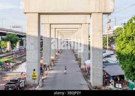 Bangkok, Thaïlande - 17 septembre 2016 : le chantier de construction de la ligne rouge du train aérien de Bangsue à Rangsit est une grande infrastructure pour le transport Banque D'Images